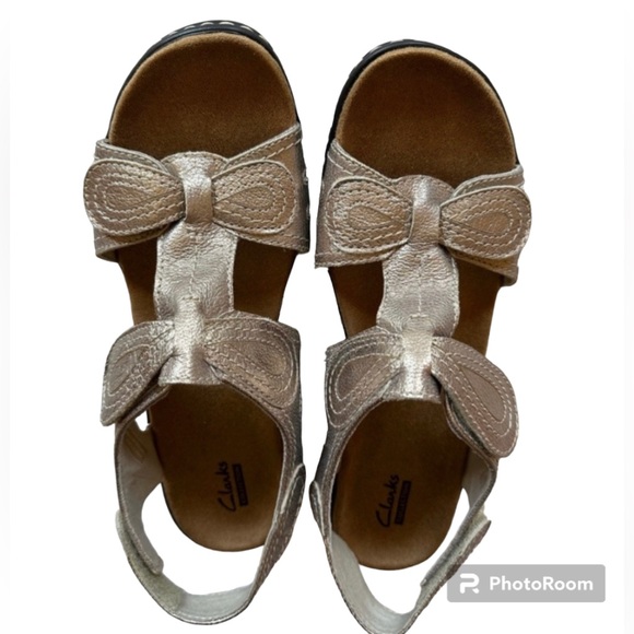 SANDALS Clarks Lexi Walnut 9M - Gold Metallic - Never worn - Picture 1 of 8